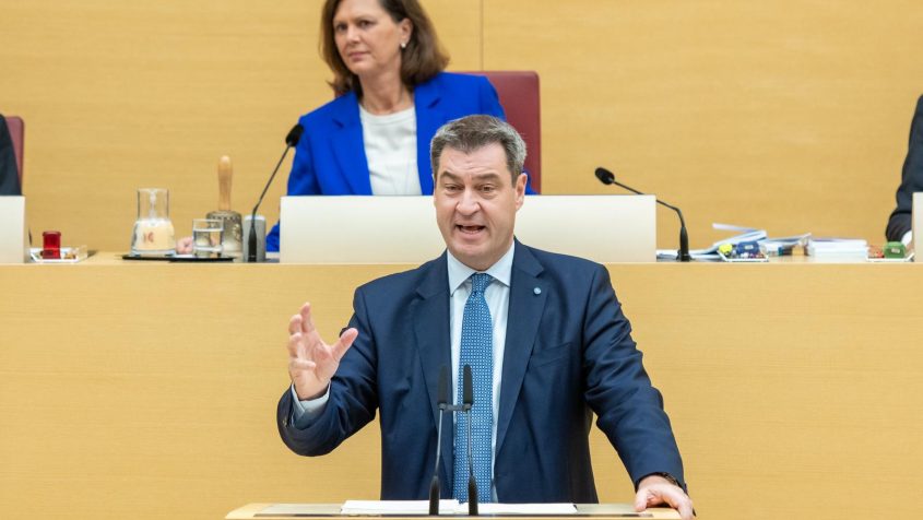 Ministerpräsident Dr. Markus Söder, MdL, bei seiner Regierungserklärung "Hightech Agenda Bayern" vor dem Bayerischen Landtag: "Heute ist ein bedeutender Tag. Wir starten unsere Technologieoffensive unter dem Titel Hightech Agenda Bayern. Diese umfasst ein Investitionsvolumen von zwei Milliarden Euro."