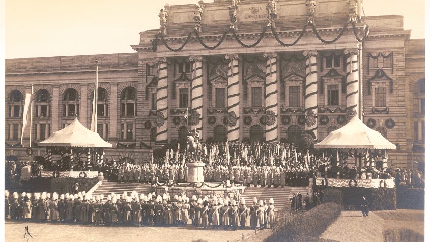 Historisches Bild: Das Reiterstandbild von Herzog Ottos I. von Bayern wird am 12. März 2011 vor dem Armeemuseum enthüllt.