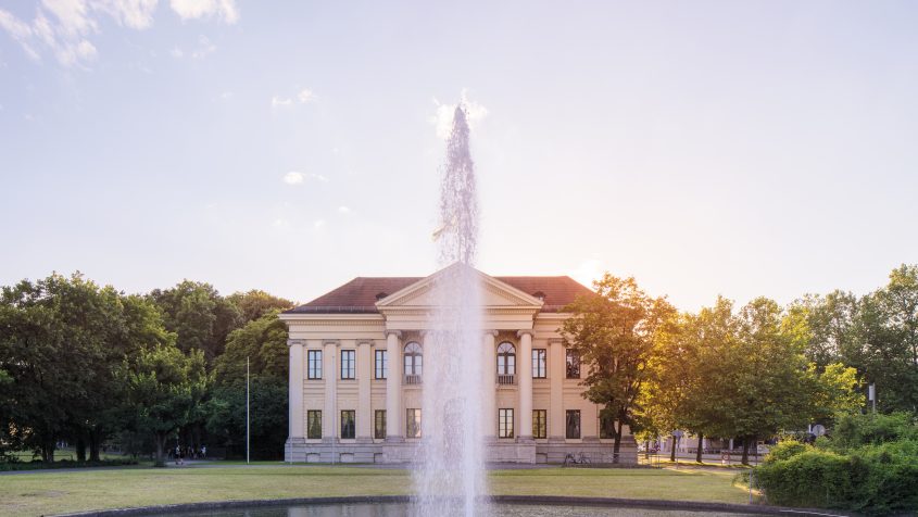 Das Prinz-Carl-Palais ist Teil de Staatskanzlei. Vor dem Prinz-Carl-Palais ist eine Wasserfontäne zu sehen