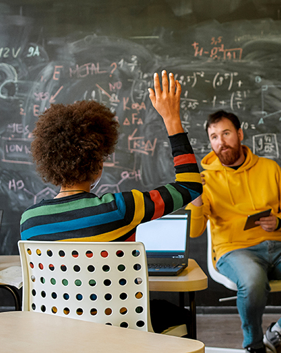 Schülerinnen und Schüler diskutieren mit ihrem Lehrer in einer Unterrichtsstunde. © Svitlana - stock.adobe.com