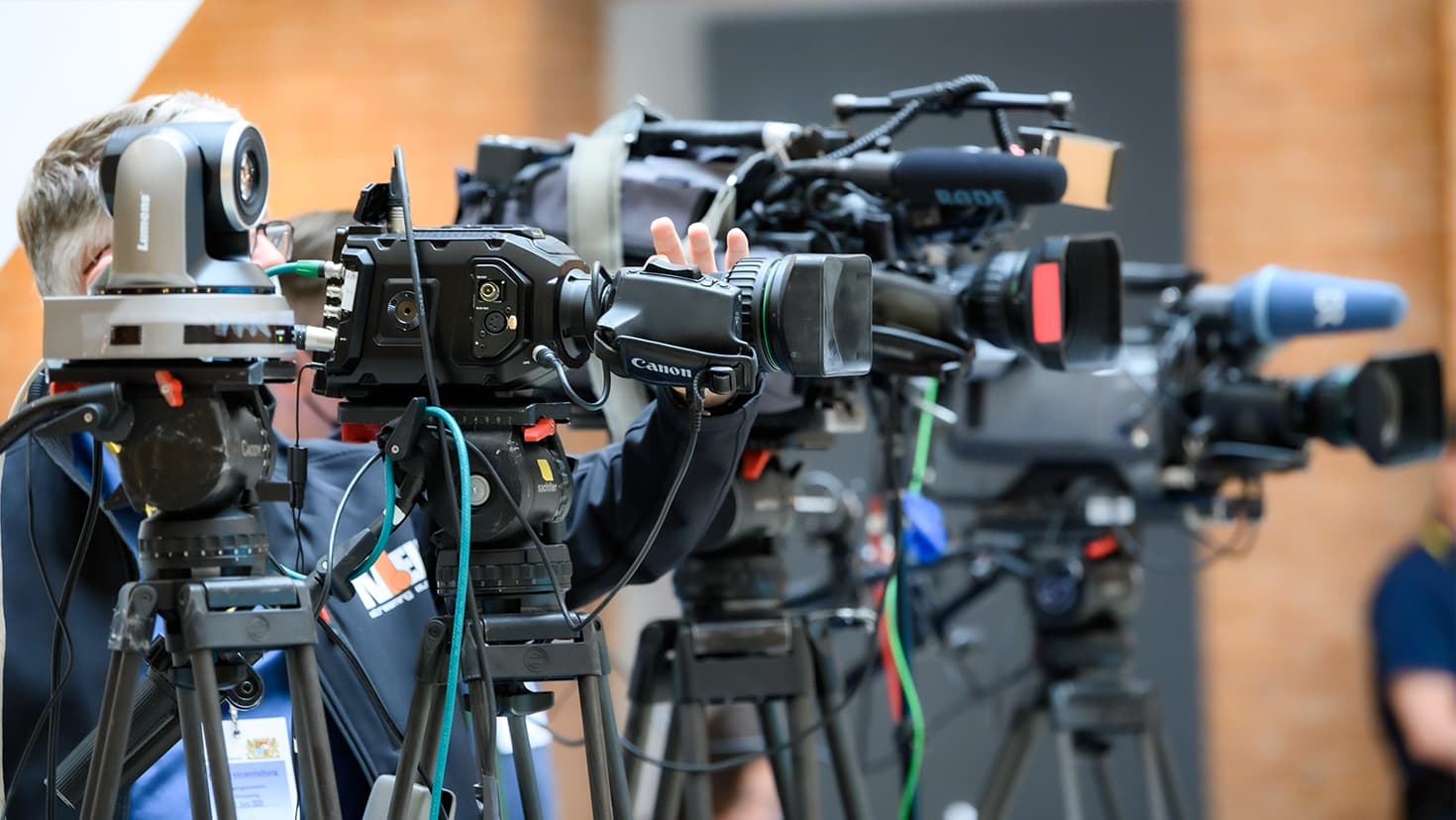 Aufgestellte Kameras bei einem Pressetermin.