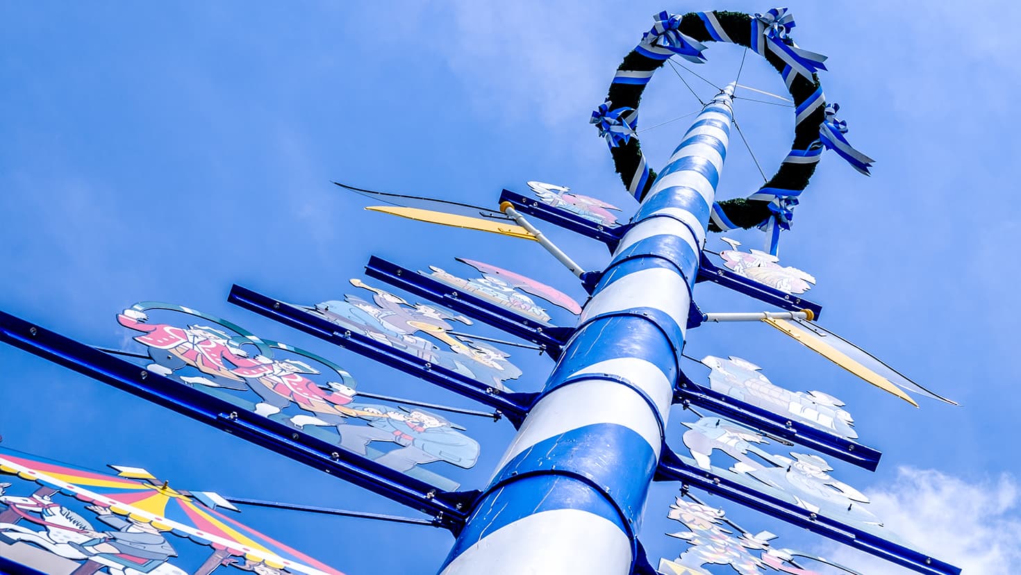 Traditioneller Maibaum in Bayern. © Britta und Ralph Hoppe - www.FooTToo.de - www.stock.adobe.com