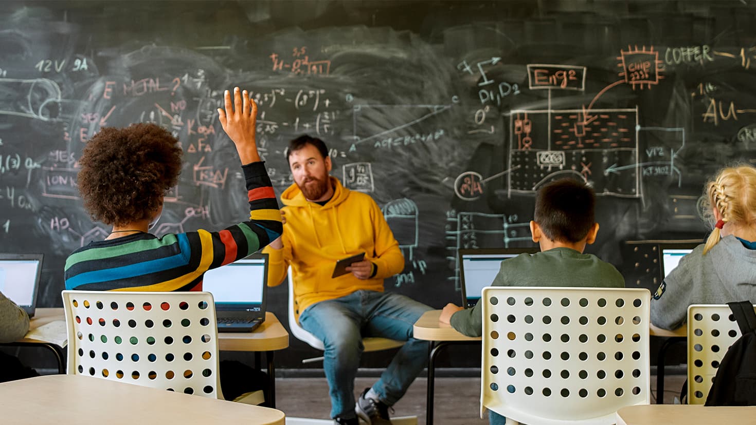 Schülerinnen und Schüler diskutieren mit ihrem Lehrer in einer Unterrichtsstunde. © Svitlana - stock.adobe.com