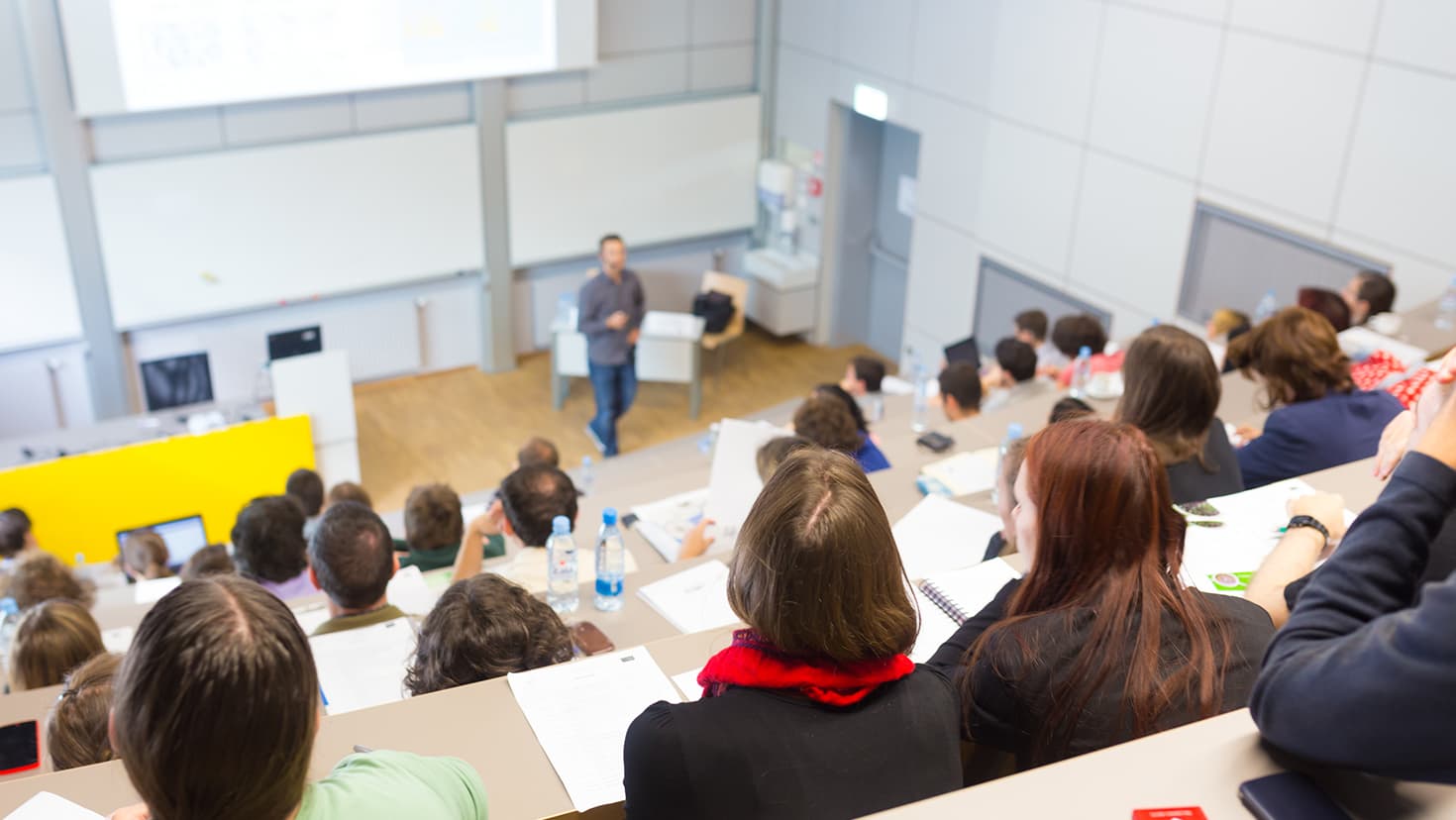 Studenten bei einer Vorlesung im Hörsaal der Universität. © kasto - stock.adobe.com