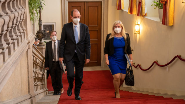 Der deutsche Botschafter Dr. Christoph Israng (Mitte) empfängt Europaministerin Melanie Huml, MdL (rechts), in der Deutschen Botschaft in Prag.