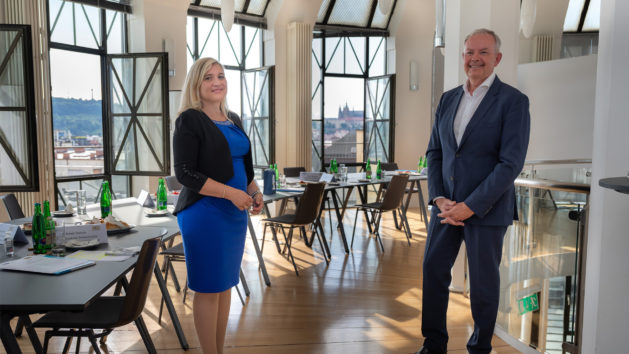 Round Table-Gespräch mit Unternehmensvertretern: Europaministerin Melanie Huml, MdL (links), und der Geschäftsführer der Deutsch-Tschechischen Industrie- und Handelskammer und Delegierter der Bayerischen Wirtschaft in Tschechien, Bernard Bauer (rechts).