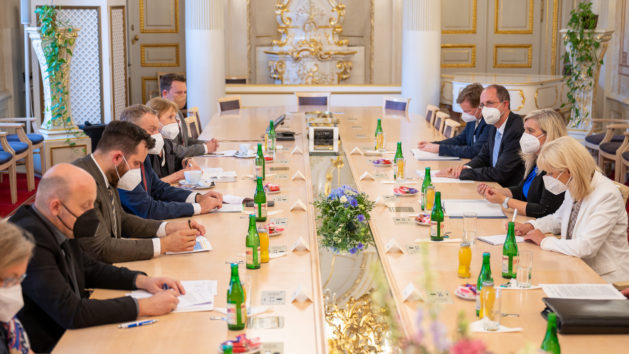 Gespräch von Europaministerin Melanie Huml, MdL (2. von rechts), mit Staatssekretär Dr. Jindřich Fryč (4. von links) und Vize-Minister Dr. Pavel Doleček (3. von links) im tschechischen Ministerium für Schulwesen, Jugend und Sport.