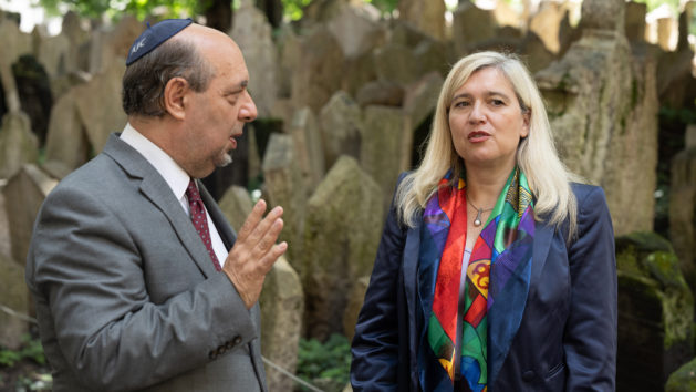 Besuch des jüdischen Viertels: Europaministerin Melanie Huml, MdL (rechts), im Gespräch mit dem Generalsekretär der Föderation jüdischer Gemeinden in Tschechien, Dr. Tomáš Kraus (links).