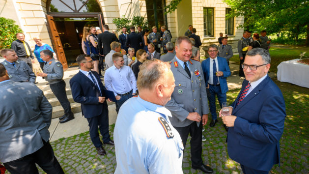 Staatsminister Dr. Florian Herrmann im Gespräch mit den Gästen.