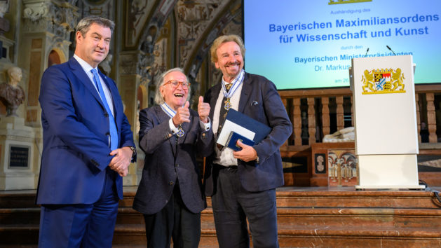 Ministerpräsident Dr. Markus Söder: „Thomas Gottschalk ist Kult-Entertainer und Klaus Doldinger ein überragender Komponist von Filmmelodien vom 'Tatort' bis zu 'Das Boot'. Bayern ist ein freiheitsliebendes Land. Forschung, Kunst und Kultur gehören fest zu unserem Land.“