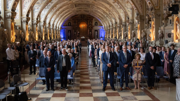 Die Verleihung des Bayerischen Verdienstordens findet im Antiquarium der Münchner Residenz statt.