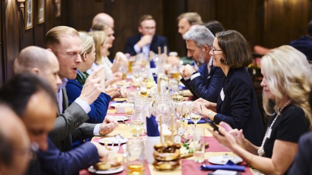 Am Abend hat im Bierkeller der Bayerischen Vertretung ein Stammtisch mit ausgewählten Brüsseler Gästen stattgefunden.