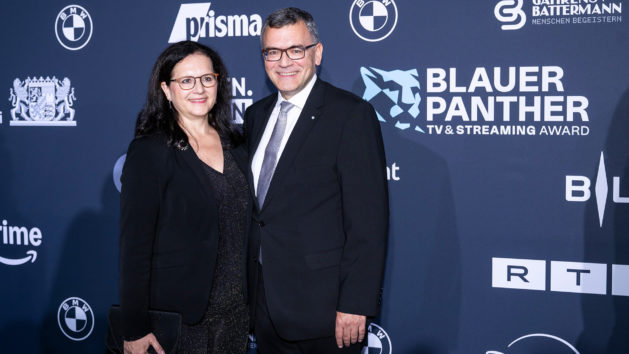 Renate Thalhammer-Herrmann und Medienminister Dr. Florian Herrmann bei der Verleihung des „Blauen Panther – TV & Streaming Award 2024“.