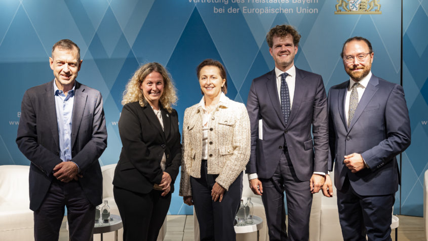 Die Reder der Podiumsdiskussion Prof. Dr. Daniel Gros, Ökonom und Politologe an der Luigi Bocconi Universität Mailand, Jennifer Rosenheimer, Managing Director des Mammendorfer Instituts für Physik und Medizin GmbH, Karin Ronijak, Vice President Global Public R&D Funding bei ams OSRAM und Ralph Schmitt-Nilson, Generaldirektion für Binnenmarkt, Industrie, Unternehmertum und KMU der Europäischen Kommission, sowie Moderator Sebastian Köberl, Teamleiter „Strategic Resilience“ der Wirtschaftskammer Österreich in Brüssel. ©Iris Haidau