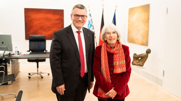 Vor der Verleihung des Bayerischen Buchpreises empfing Staatskanzleiminister Dr. Florian Herrmann (links) die Autorin Donna Leon (rechts) zu einem Gespräch in der Staatskanzlei.