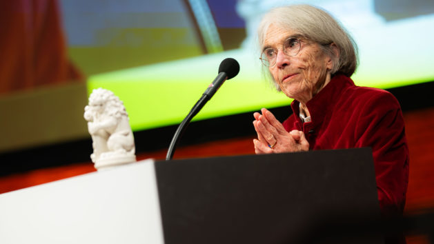 Die Preisträgerin des Ehrenpreises des Bayerischen Ministerpräsidenten, Donna Leon, hält eine Dankesrede.