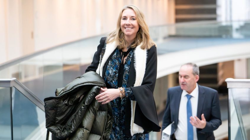 Kultusministerin Anna Stolz und Wirtschaftsminister Hubert Aiwanger in der Staatskanzlei.