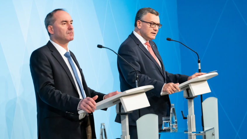 Die Pressekonferenz mit Wirtschaftsminister Hubert Aiwanger und Staatskanzleiminister Dr. Florian Herrmann findet im Foyer des Prinz-Carl-Palais statt.