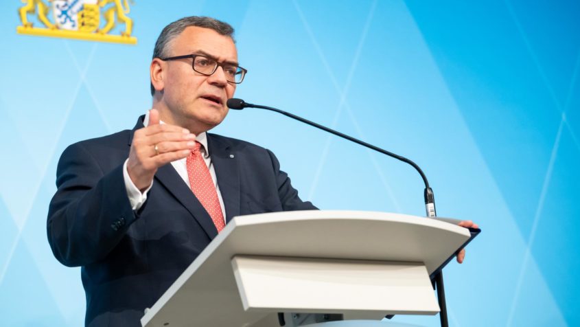 Über die wesentlichen Ergebnisse der Kabinettssitzung informiert unter anderem Staatskanzleiminister Dr. Florian Herrmann in einer Pressekonferenz.