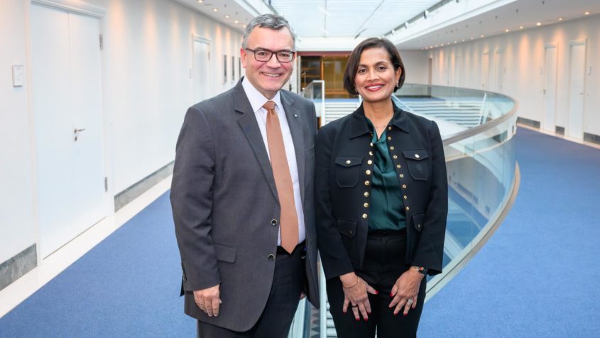 Staatsminister Dr. Florian Herrmann (links) und Executive Vice President und Chief Customer Experience Officer bei der Cisco Systems GmbH, Liz Centoni (rechts), in der Staatskanzlei.