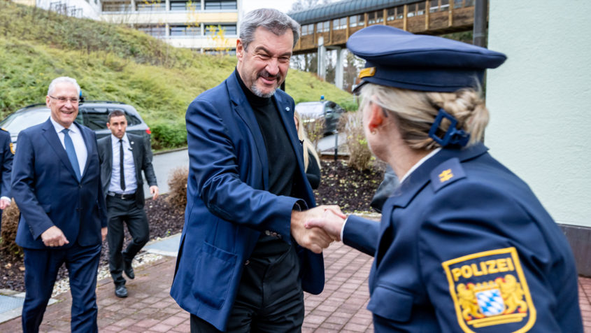 Innenminister Joachim Herrmann und Ministerpräsident Dr. Markus Söder bei ihrer Ankunft im Fortbildungs- und Tagungszentrum der Bayerischen Polizei in Freyung.