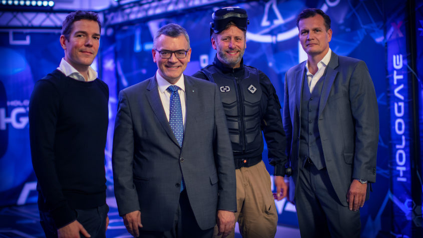 Gruppenbild (v.l.n.r.): Der CEO der HOLOGATE GmbH, Leif Petersen, Staatsminister Dr. Florian Herrmann, der Business Development Manager der HOLOGATE GmbH, Michael Ganslmeier, der CSO der HOLOGATE GmbH, Daniel Bimler.