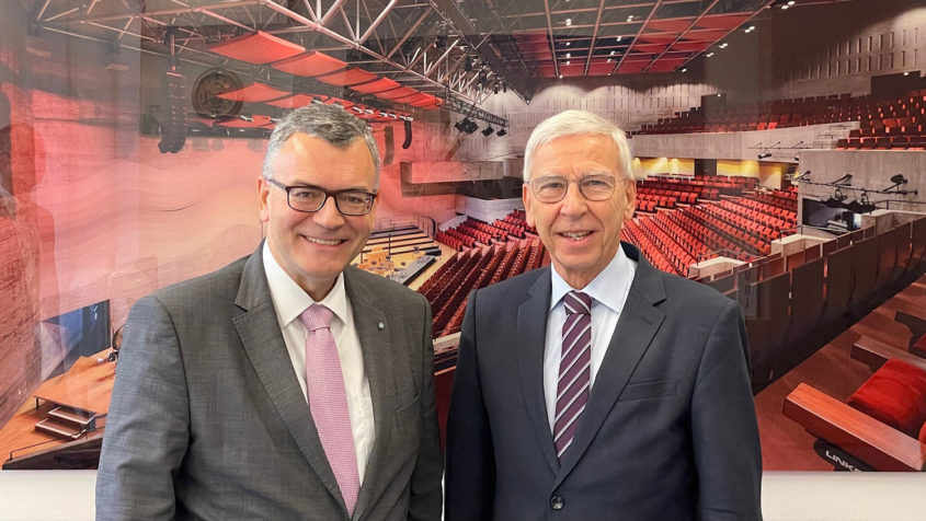 Im Vorfeld des Symposiums zum Thema „100 Jahre Konkordat in Bayern" trifft Staatsminister Dr. Florian Herrmann (links) den Präsidenten der Universtät Regensburg, Prof. Dr. Udo Hebel (rechts).