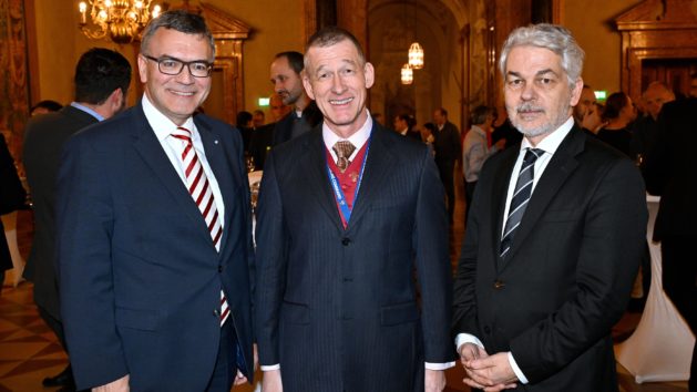 Staatsminister Dr. Florian Herrmann, der Kommandeur des Joint Support and Enabling Command, Generalleutnant Kai Rohrschneider, und der Direktor des Center for Intelligence and Security Studies der Universität der Bundeswehr München, Prof. Dr. Carlo Masala (v.l.n.r.).