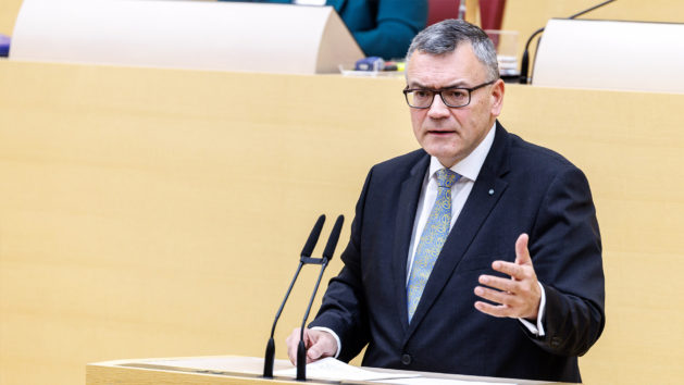 Staatsminister Dr. Florian Herrmann hält ein Schlusswort im Plenum vor der Weihnachtspause 2024 des Bayerischen Landtags.