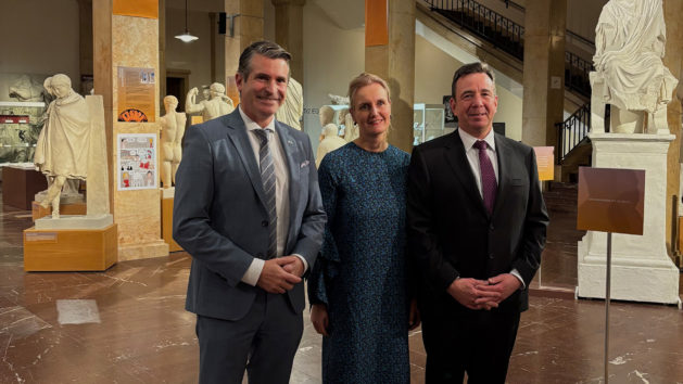 Europaminister Eric Beißwenger, Marika Gibson-Fontin und der schwedische Honorarkonsul Dr. Mathias Fontin (v.l.n.r.) beim Lucia-Empfang. © Schwedisches Honorarkonsulat München