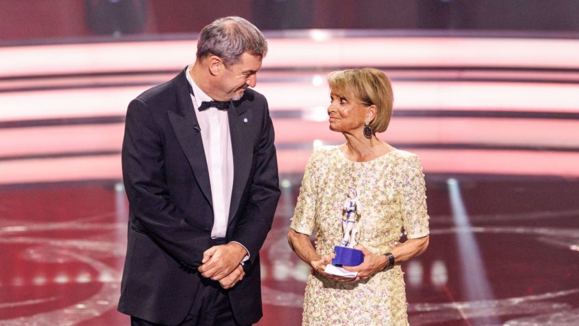 Ministerpräsident Dr. Markus Söder zeichnete mit dem Preis des Ministerpräsidenten beim 46. Bayerischen Filmpreis die Schauspielerin Helga Ursula „Uschi“ Glas aus.