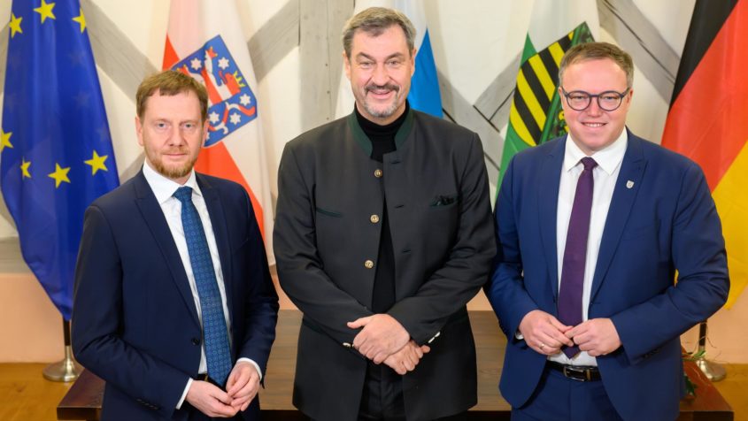 Sachsens Ministerpräsident Michael KRetschmer, Bayerns MInisterpräsident Dr. Markus Söder und Thüringens Ministerpräsident Mario Voigt (v.l.n.r.).