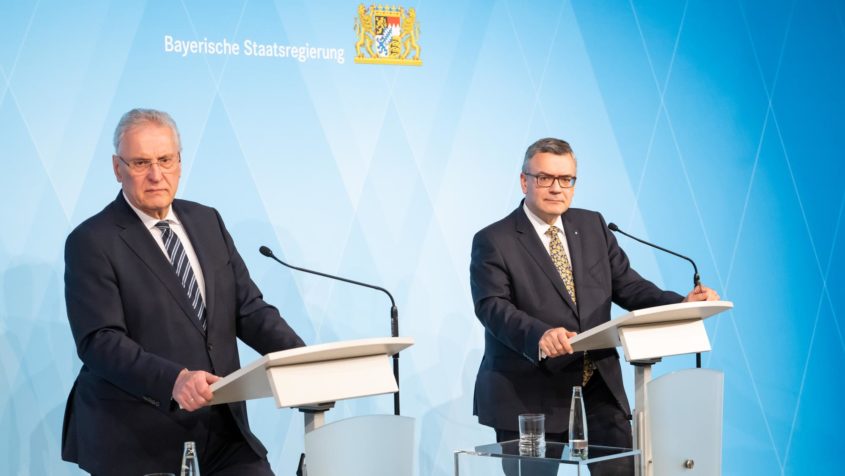 Die Pressekonferenz mit Innenminister Joachim Herrmann und Staatskanzleiminister Dr. Florian Herrmann findet im Foyer des Prinz-Carl-Palais statt.