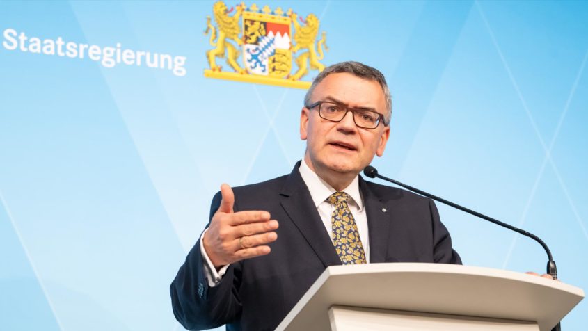 Über die wesentlichen Ergebnisse der Kabinettssitzung informiert unter anderem Staatskanzleiminister Dr. Florian Herrmann in einer Pressekonferenz.