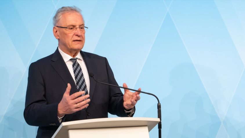 Über die wesentlichen Ergebnisse der Kabinettssitzung informiert unter anderem Innenminister Joachim Herrmann in einer Pressekonferenz.