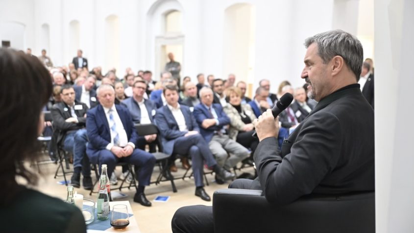 Beim Wirtschaftsempfang des Landkreises Bad Kissingen nimmt Ministerpräsident Dr. Markus Söder an einer moderierten Fragerunde teil.