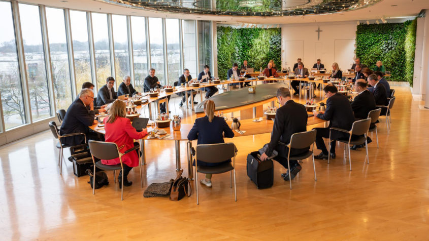 Die Kabinettssitzung findet im Ministerratssaal in der Bayerischen Staatskanzlei statt.