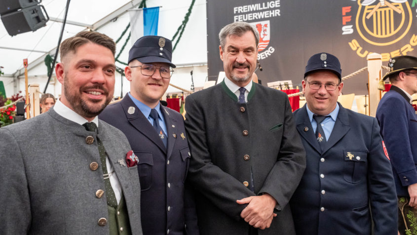 Ministerpräsident Dr. Markus Söder (2. von rechts) und MdB Siegfried Walch (links) zu Gast beim Jubiläum 150 Jahre Freiwillige Feuerwehr Surberg.