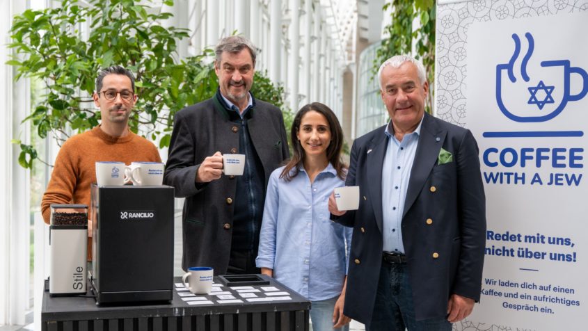 Ministerpräsident Dr. Markus Söder, 2. von links, und der Antisemitismusbeauftragte Ludwig Spaenle, ganz rechts, mit den Initiatoren des Projekts 