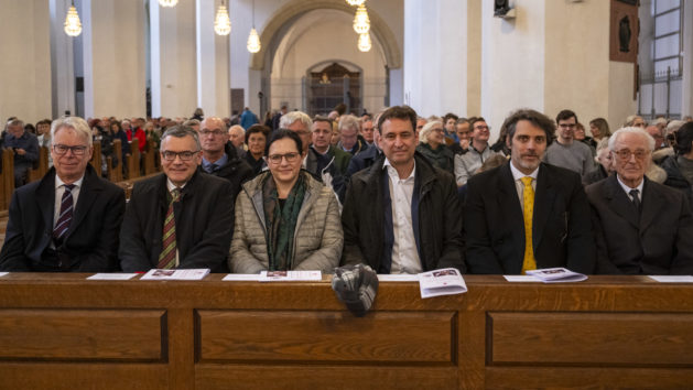 Der Präsident des Bayerischen Verfassungsgerichtshofs, Dr. Hans-Joachim Hessler, Staatskanzleiminister Dr. Florian Herrmann, Renate Thalhammer-Herrmann, Justizminister Georg Eisenreich, Prinz Ludwig von Bayern und Herzog Franz von Bayern (v.l.n.r.) während des Dankgottesdienst für Papst Leo XIV. © Erzbischöfliches Ordinariat München/Lennart Preiss