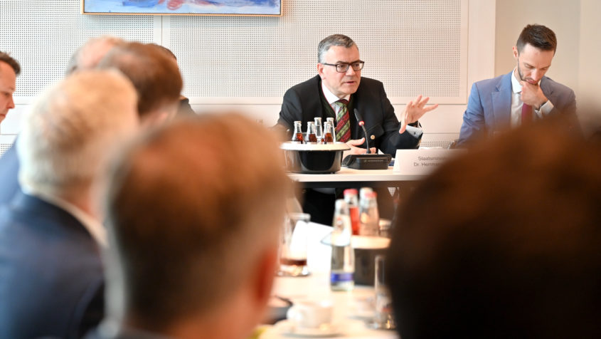 Staatsminister Dr. Florian Herrmann während des Gesprächs mit den Vertretern der SpareBank und weiteren norwegischen Delegationsangehörigen.