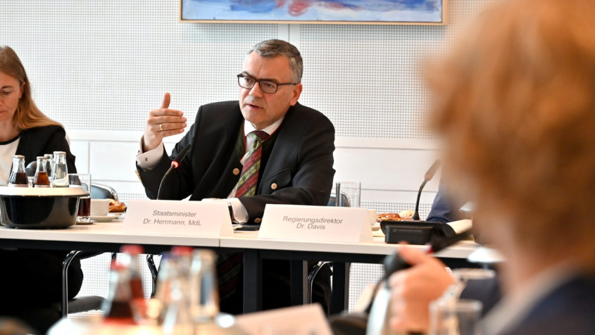 Staatsminister Dr. Florian Herrmann: "Bayern trifft Norwegen. Der Austausch mit internationalen Partnern wie Norwegen stärkt unser Innovationsökosystem und eröffnet neue Perspektiven für Zusammenarbeit, Investitionen und Zukunftstechnologien."