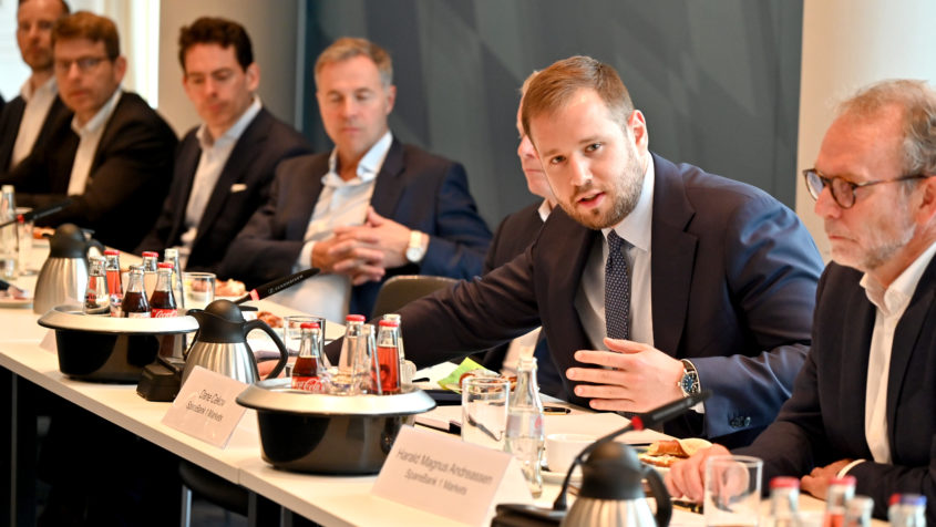 Das Gespräch mit den Vertretern der SpareBank und weiteren norwegischen Delegationsangehörigen im Rahmen des „Norwegian Investor Trip“ findet in der Staatskanzlei statt.