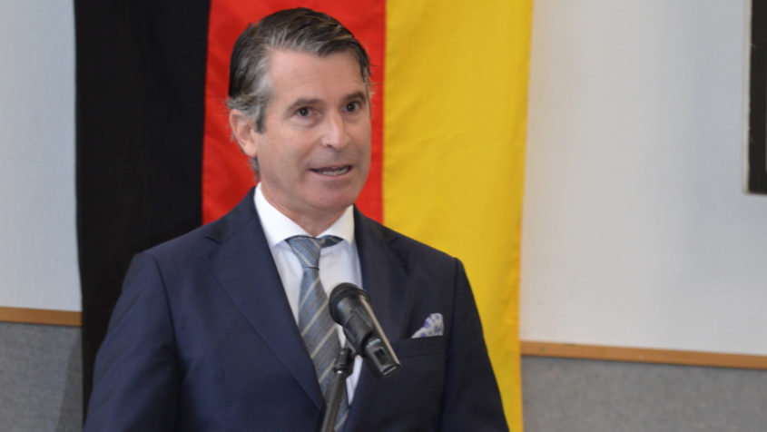 Beim 34. Europatag der Gemeinde Niederrieden hält Europaminister Eric Beißwenger eine Rede. © Gemeinde Niederrieden