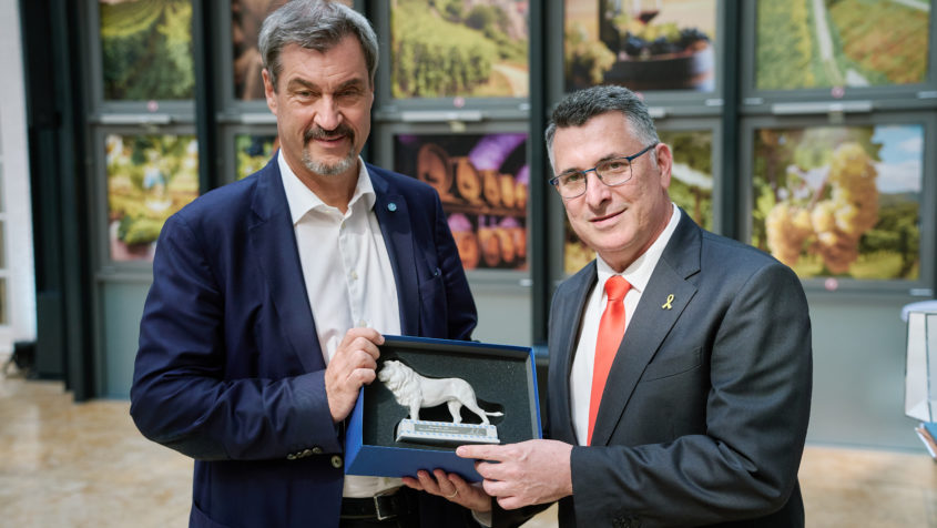 Ministerpräsident Dr. Markus Söder begrüßt den israelischen Außenminister Gideon Sa'ar in der Bayerischen Vertretung in Berlin.