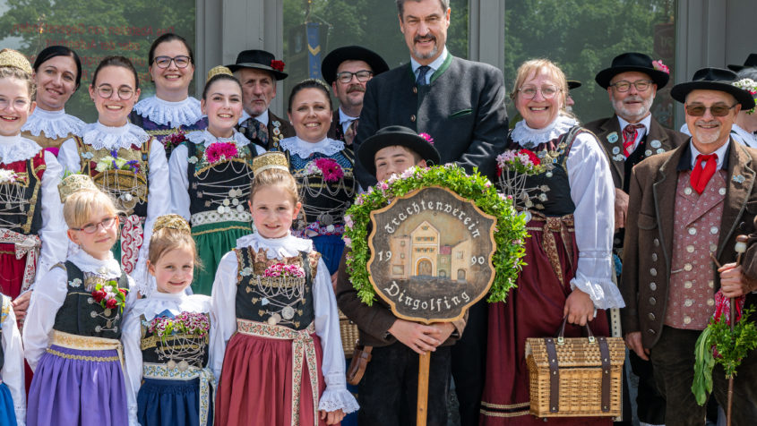 Gruppenbild mit Ministerpräsident Dr. Markus Söder und Mitgliedern des Trachtenvereins Dingolfing.