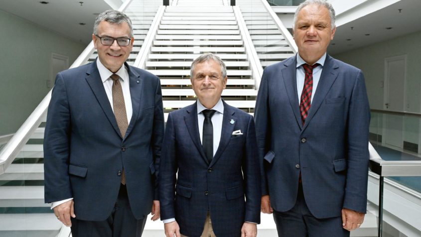 In der Staatskanzlei (v.l.n.r.): Staatsminister Dr. Florian Herrmann, der Präsident der Bayerischen Landesärztekammer Dr. Gerald Quitterer, und der Ärztliche Direktor des kbo-Isa-Amper-Klinikums, Prof. Dr. Peter Brieger.