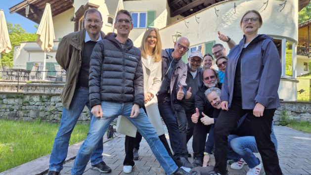 Teilnehmerinnen und Teilnehmer TOP Management Programm beim Outdoor-Teambuilding.