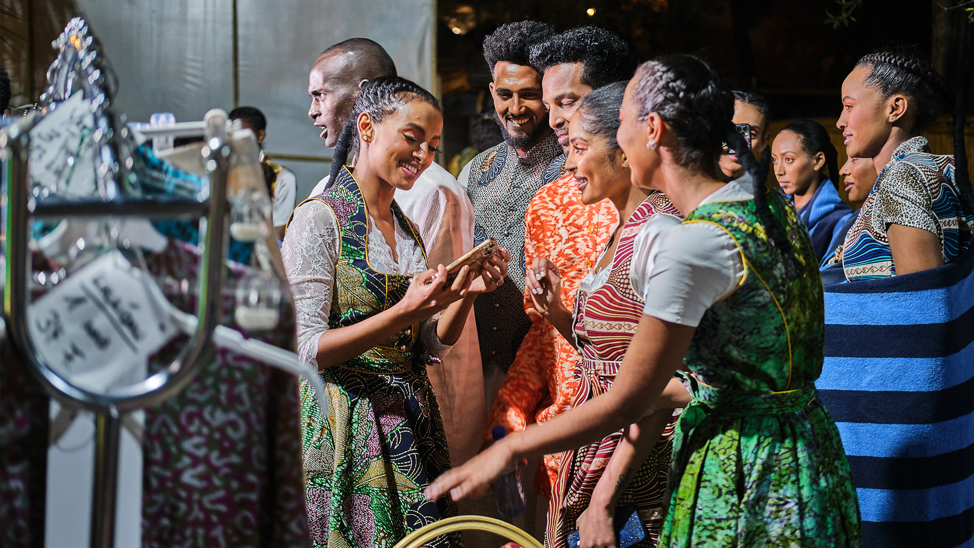Traditionelle bayerische Dirndl aus afrikanischem Kitenge-Stoff. Modenschau organisiert vom Bayerischen Afrikabüro. © Attila Henning