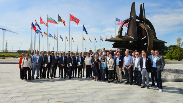 Teilnehmerinnen und Teilnehmer aus Bayern und Baden-Württemberg im Rahmen des Hallstein-Seminars beim Besuch der NATO in Brüssel.